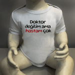 Doktor Değilim Ama Hastam Çok Body Baskılı Zıbın