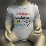 Emmisine Yaslanan Dik Yürür Erkek Body Baskılı Zıbın