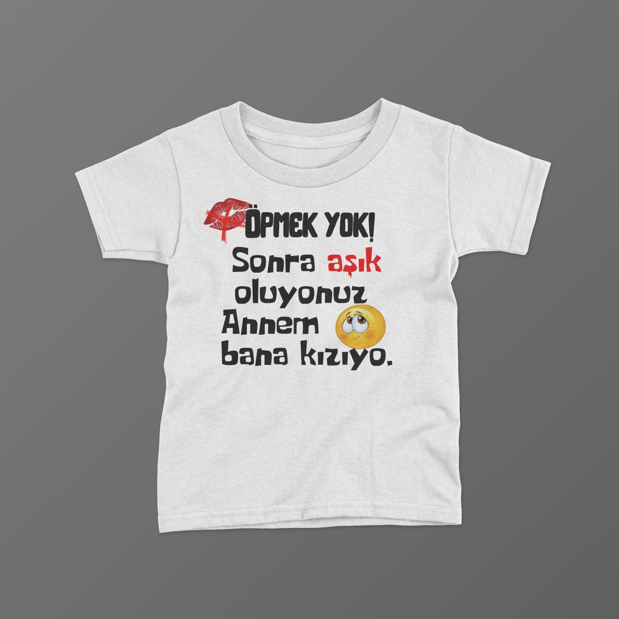 Öpmek Yok Sonra Aşık Oluyonuz Annem Bana Kızıyo Baskılı Tişört Öpmek Yok Sonra Aşık Oluyonuz Annem Bana Kızıyo Baskılı Tişört