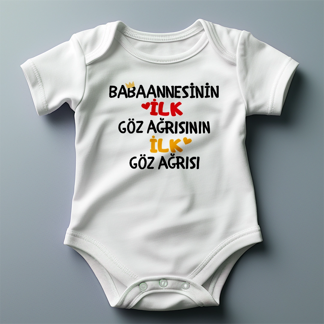 Babaannesinin-Ilk-Goz-Agrisinin-Ilk-Goz-Agrisi-Baskili-Zibin.webp Babaannesinin İlk Göz Ağrısının İlk Göz Ağrısı Baskılı Zıbın - Görsel 1