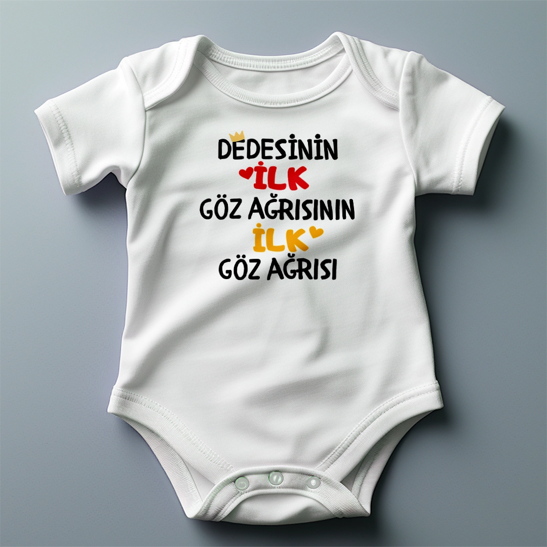 Dedesinin-Ilk-Goz-Agrisinin-Ilk-Goz-Agrisi-Baskili-Zibin.webp Dedesinin İlk Göz Ağrısının İlk Göz Ağrısı Baskılı Zıbın - Görsel 1