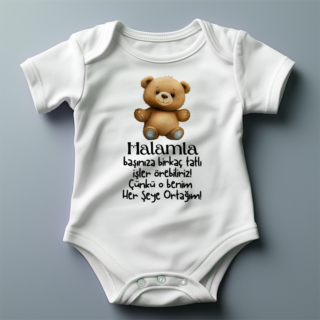 Halam-Her-Seye-Ortagim-Baskili-Zibin.webp Halam Her Şeye Ortağım Baskılı Zıbın - Görsel 1