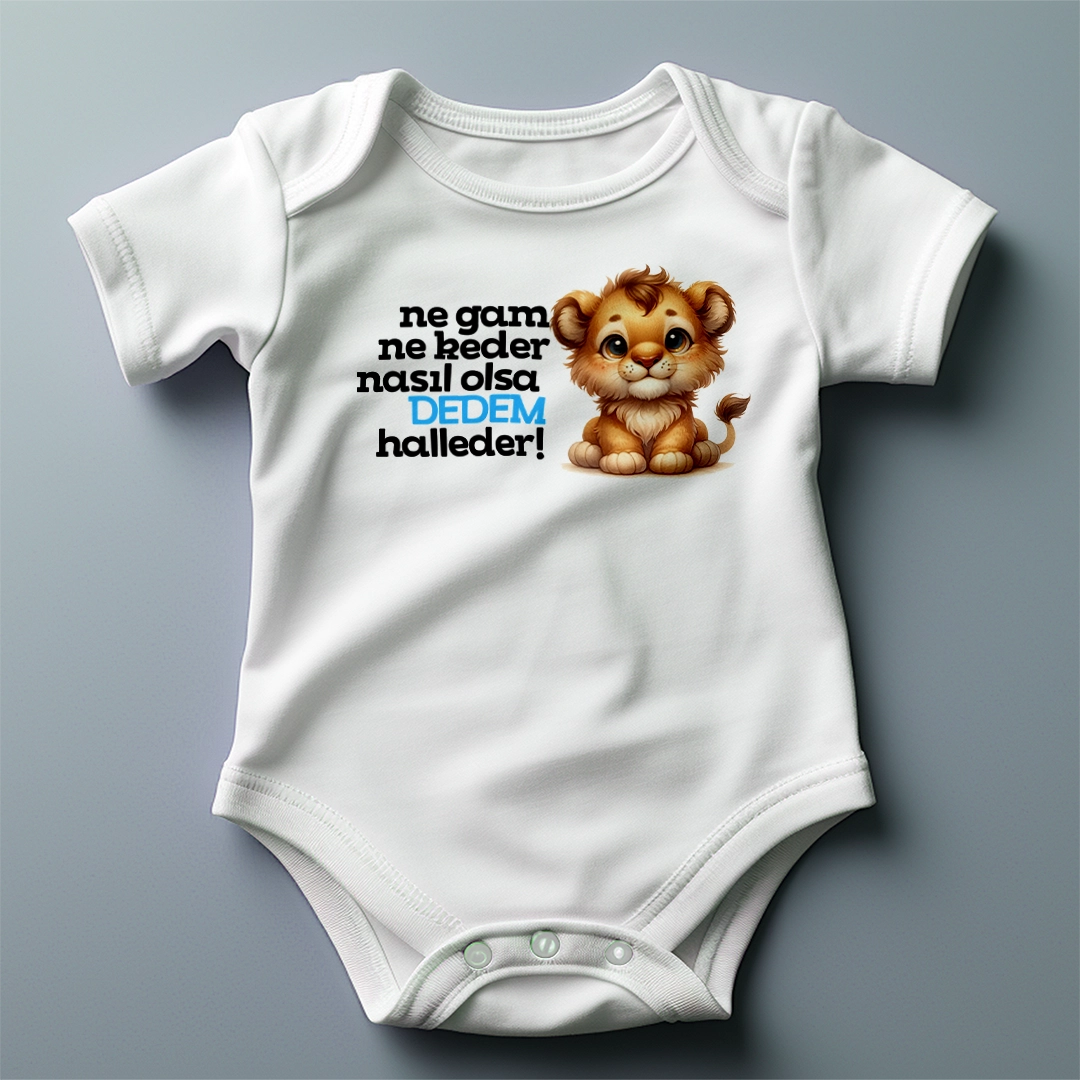 Ne-Gam-Ne-Keder-Nasil-Olsa-Dedem-Halleder-Yavru-Aslan-Baskili-Zibin.webp Ne Gam Ne Keder Nasıl Olsa Dedem Halleder Yavru Aslan Baskılı Zıbın - Görsel 1