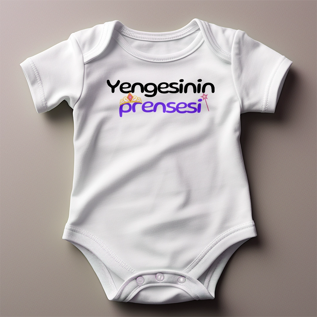 Yengesinin-Prensesi-Baskili-Zibin.webp Yengesinin Prensesi Baskılı Zıbın - Görsel 1